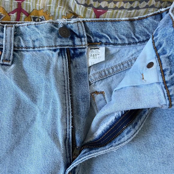 Vintage Levi’s 551 Jean shorts. most likely fit size 27” - Picture 5 of 7